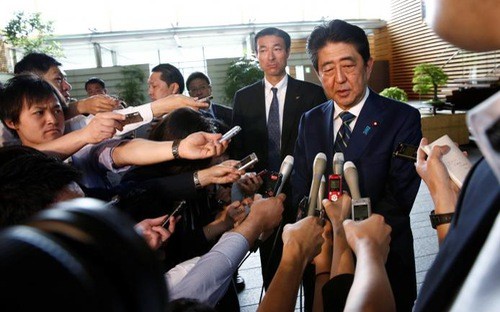 Thủ tướng Nhật Bản Shinzo Abe phát biểu trước báo giới ở Tokyo sáng 3/7 - Ảnh: Reuters.