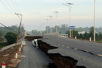 Sáng ngày 11/5/2025, công trình cầu Hoà Bình tại xã Hoà Hội (huyện Châu Thành, tỉnh Tây Ninh) đã bị sụt lún phần đường dẫn tạo hố sâu khoảng 3 m, kéo dài 35m sau khi đưa vào sử dụng hơn 2 tuần. Ảnh: Internet