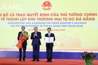 Phó Thủ tướng Nguyễn Hòa Bình trao Quyết định thành lập Khu thương mại tự do cho lãnh đạo TP. Đà Nẵng
