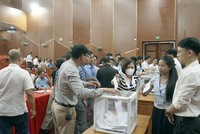 Khách hàng bỏ phiếu tại phiên đấu giá đất. Ảnh: huyện Thạch Thất