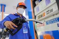 Giá bán lẻ tối đa với xăng E5 RON 92 là 19.180 đồng/lít; xăng RON 95 là 19.590 đồng/lít