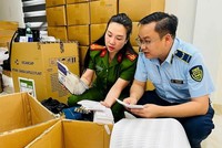 Lực lượng chức năng khám xét các địa điểm liên quan đến ổ nhóm.