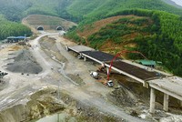 Thi công cao tốc đoạn Quảng Ngãi - Hoài Nhơn bị ngắt quãng do thiếu vật liệu đá