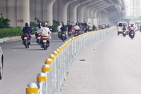 Xây dựng và triển khai phương án phân làn bằng dải phân cách cứng trên đường Phạm Văn Đồng.