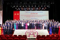 Chủ tịch nước Lương Cường chụp ảnh lưu niệm với các đồng chí lãnh đạo, nguyên lãnh đạo thành phố Hà Nội và lãnh đạo các xã, phường mới. Ảnh: HNM