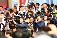 Báo chí không chỉ là kênh cung cấp thông tin mà còn tạo áp lực cho các cấp thực thi trong việc đưa chủ trương, chính sách vào cuộc sống. Ảnh: Nhã Chi