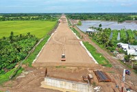 Theo UBND tỉnh Hậu Giang, tiến độ xây dựng phần tuyến của Dự án thành phần 3 thuộc Dự án cao tốc Châu Đốc - Cần Thơ - Sóc Trăng giai đoạn 1 chưa đạt yêu cầu vì thiếu cát. Ảnh: Tiên Giang