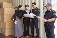 Lực lượng hải Quan tiến hành kiểm tra số hàng hoá