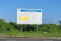 Khu đất công cộng, dịch vụ đô thị tại Dự án Tổ hợp thể thao, giải trí và thương mại Hòa Xuân, quận Cẩm Lệ, TP. Đà Nẵng đã được cắm biển thông báo đấu giá quyền sử dụng đất. Ảnh: Minh Hạnh