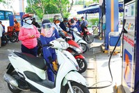 Việc áp thuế tiêu thụ đặc biệt với mặt hàng xăng nhằm khuyến khích phát triển các phương tiện giao thông như xe điện, metro, hướng tới mục tiêu đạt mức phát thải ròng bằng 0 vào năm 2050. Ảnh: Nhã Chi