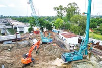 Việc trao quyền cho chủ đầu tư, người có thẩm quyền trong áp dụng hình thức đấu thầu nhằm góp phần đẩy nhanh tiến độ thực hiện các dự án quan trọng, hoặc có yêu cầu đặc thù phải hoàn thành gấp. Ảnh: Song Lê