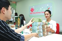 Mặt bằng lãi suất được các tổ chức tín dụng duy trì ở mức thấp để bảo đảm hỗ trợ tăng trưởng kinh tế. Ảnh: Nhã Chi