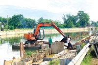 Việc sắp xếp lại các ban quản lý dự án đang diễn ra khẩn trương, với mong muốn giữ vững đội ngũ chuyên nghiệp, bảo đảm các dự án tiếp tục được triển khai hiệu quả, đúng tiến độ . Ảnh: Nhã Chi