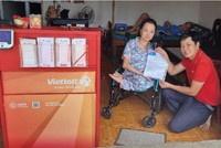 Vietlott cùng Quỹ Tâm Tài Việt trao tặng bảo hiểm sức khỏe đến người bán vé số