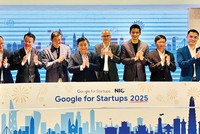 Phó Thủ tướng Nguyễn Chí Dũng cùng các đại biểu thực hiện nghi thức khởi động Chương trình Kiến tạo tương lai AI Việt Nam. Ảnh: Nhã Chi