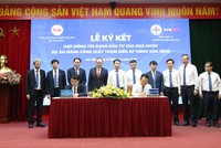 Ông Trần Thế Hùng, Giám đốc NPTPMB (ảnh phải) và ông Lê Văn Nam, Phó tổng giám đốc VDB kiêm Giám đốc Sở Giao dịch I ký kết hợp đồng tín dụng trước sự chứng kiến của lãnh đạo 2 đơn vị (ảnh: EVNNPT)