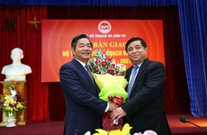 Bộ trưởng Nguyễn Chí Dũng chúc mừng nguyên Bộ trưởng Bùi Quang Vinh đã hoàn thành xuất sắc nhiệm vụ. Ảnh: Lê Tiên