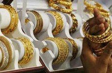 Giá vàng thế giới lại lao dốc
