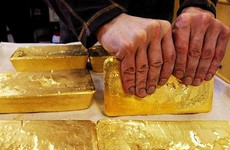 Mỗi ounce vàng vừa về lại 1.345 USD. Ảnh: AFP.