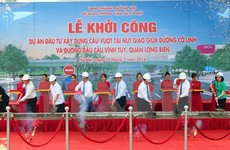 Các đại biểu thực hiện nghi thức động thổ công trình. (Ảnh: Huy Hùng/TTXVN)