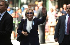 Hillary Clinton vẫy tay trước căn hộ của con gái, sau khi phải ra về sớm lễ tưởng niệm vụ 11/9. Ảnh: AP