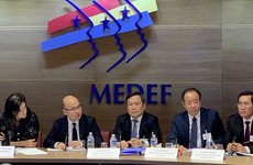 Thứ trưởng Bộ KH&ĐT Vũ Đại Thắng (giữa) và Phó Chủ tịch Hội đồng Doanh nghiệp Pháp - Việt, bà Céline Charpiot-Zapolsky, chủ trì Tọa đàm Doanh nghiệp Việt - Pháp tại Paris, Pháp