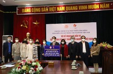 Thứ trưởng Bộ Kế hoạch và Đầu tư Nguyễn Thị Bích Ngọc trao tặng 3.200 cây gậy trắng cho đại diện Hội người mù Việt Nam 