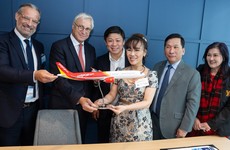 Tiến sĩ Nguyễn Thị Phương Thảo, Chủ tịch HĐQT Vietjet (giữa, bên phải) và ông Christian Scherer, Tổng Giám đốc của Airbus (giữa, bên trái) cùng các lãnh đạo cấp cao hai bên chứng kiến Lễ ký kết hợp đồng đặt mua 20 máy bay thân rộng thế hệ mới A330neo