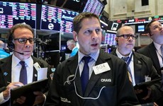 Các nhà giao dịch cổ phiếu trên sàn NYSE ở New York, Mỹ - Ảnh: Reuters.