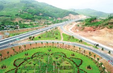Câu chuyện về những công trình lớn, những cao tốc kết nối các vùng kinh tế được cập nhật, phân tích cặn kẽ cũng là những mảnh ghép góp phần hiện thực hóa khát vọng đất nước hùng cường. Ảnh: Lê Tiên