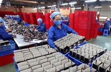 Chính phủ yêu cầu ưu tiên tháo gỡ khó khăn cho sản xuất, kinh doanh. Ảnh: Danh Lam