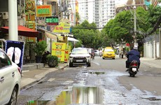 Đường Cửu Long, quận Tân Bình, TP.HCM xuống cấp, ảnh hưởng đến việc tham gia giao thông. Ảnh: Nguyễn Văn