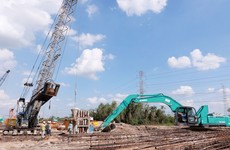 Bên cạnh vướng mắc về mặt bằng thi công, Dự án thành phần 5 thuộc Dự án xây dựng đường Vành đai 3 TP.HCM đoạn qua tỉnh Bình Dương còn gặp khó khăn lớn về nguồn cát san lấp. Ảnh minh họa: Song Lê