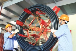 Việc gỡ bỏ triệt để các rào cản, vướng mắc trong hoạt động đầu tư, kinh doanh là điều kiện tiên quyết để huy động nguồn lực từ khu vực tư nhân đóng góp cho mục tiêu tăng trưởng cao và bền vững. Ảnh: Lê Tiên