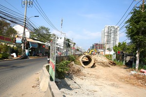 Đoạn mở rộng đường Lương Định Của thuộc Dự án Xây dựng nút giao thông An Phú chưa thể triển khai. Ảnh: Lê Tiên