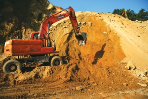 Thủ tướng yêu cầu xử lý nghiêm các tổ chức, cá nhân có hành vi thao túng thị trường, đầu cơ trục lợi trong hoạt động sản xuất, kinh doanh vật liệu xây dựng. Ảnh: Nhã Chi