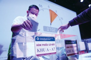 Các phiên đấu giá quyền sử dụng đất tại Hà Nội thời gian qua thu hút lượng lớn khách hàng tham gia, được báo chí quan tâm phản ánh. Ảnh: Nhã Chi