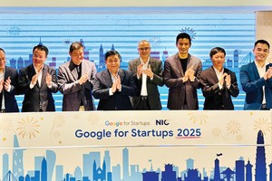 Phó Thủ tướng Nguyễn Chí Dũng cùng các đại biểu thực hiện nghi thức khởi động Chương trình Kiến tạo tương lai AI Việt Nam. Ảnh: Nhã Chi