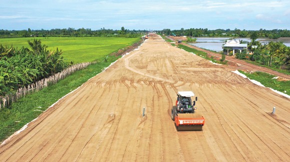 Năm 2024, tổng kế hoạch vốn giao cho nhóm công trình, dự án quan trọng quốc gia, trọng điểm ngành giao thông vận tải là 129.553,9 tỷ đồng. Ảnh: Phú An