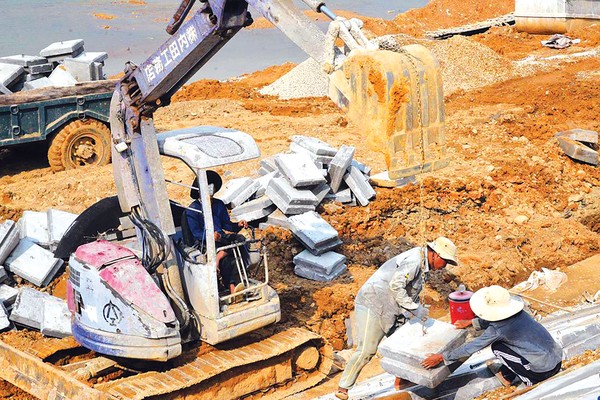Gói thầu số 17 thuộc Dự án Khắc phục các điểm sạt lở bờ sông Trà Câu (tỉnh Quảng Ngãi) có giá dự toán 57,179 tỷ đồng. Ảnh minh họa: T. Phương
