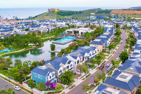 Các nhóm doanh nghiệp bất động sản đang tận dụng lợi thế sáp nhập, cải cách pháp lý, kết nối giao thông để đẩy mạnh triển khai nhiều dự án trải dài từ nhà ở đô thị đến nghỉ dưỡng, du lịch biển, công nghiệp - dịch vụ