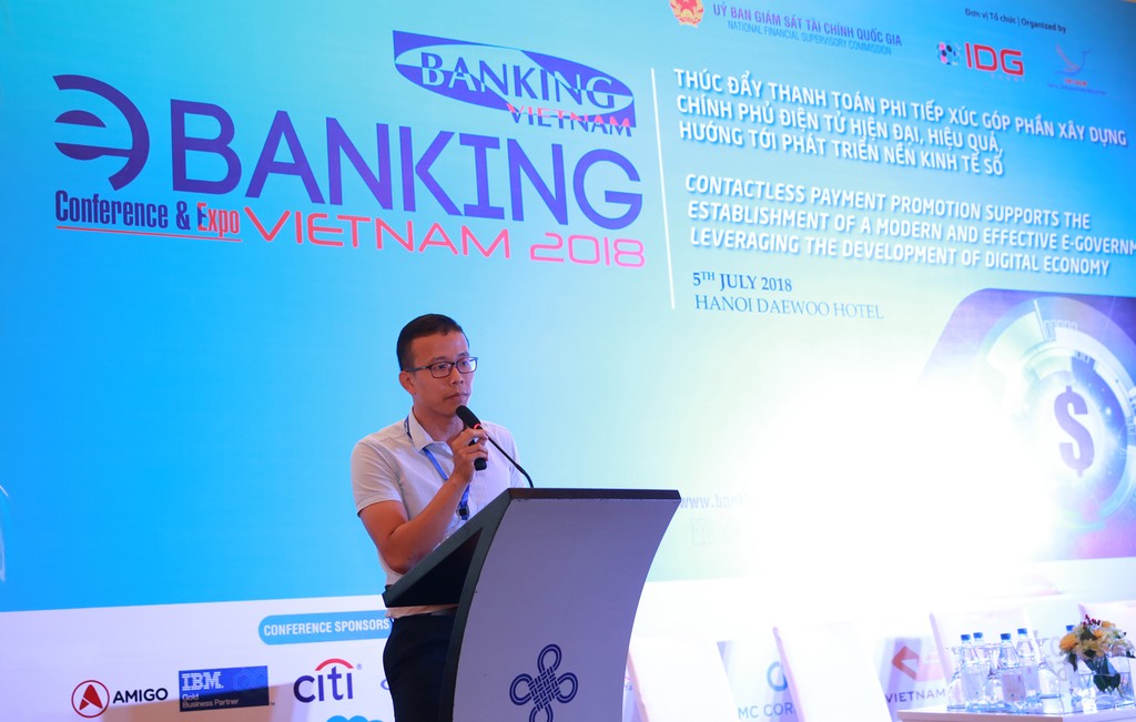 Ông Huỳnh Ngọc Tấn có bài tham luận về ứng dụng AI trong ngành ngân hàng...
