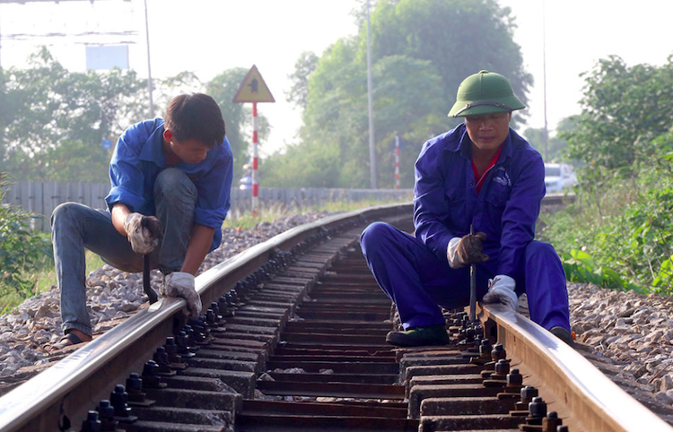 Trung Quốc tài trợ nghiên cứu đường sắt Lào Cai - Hà Nội - Hải Phòng Công nhân bảo trì tuyến đường sắt Yên Viên - Lào Cai đoạn qua Phú Thọ.
