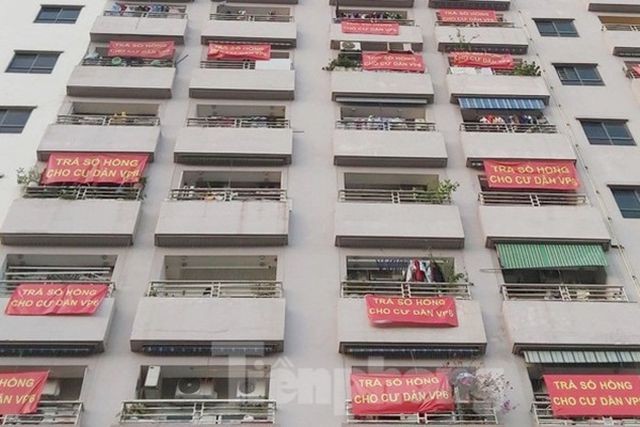 Cư dân nhiều chung cư mệt mỏi vì phải tranh đấu với chủ đầu tư đòi sổ đỏ căn hộ