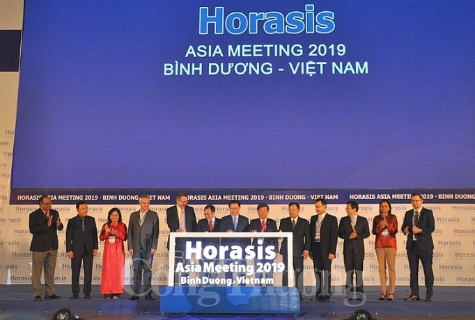 Bình Dương tiếp tục đăng cai Diễn đàn Hợp tác kinh tế Châu Á Horasis 2019 Phó Thủ tướng Chính phủ nước Cộng hòa xã hội chủ nghĩa Việt Nam Vương Đình Huệ đến tham dự và thực hiện nghi thức khai mạc diễn đàn cùng các đại biểu