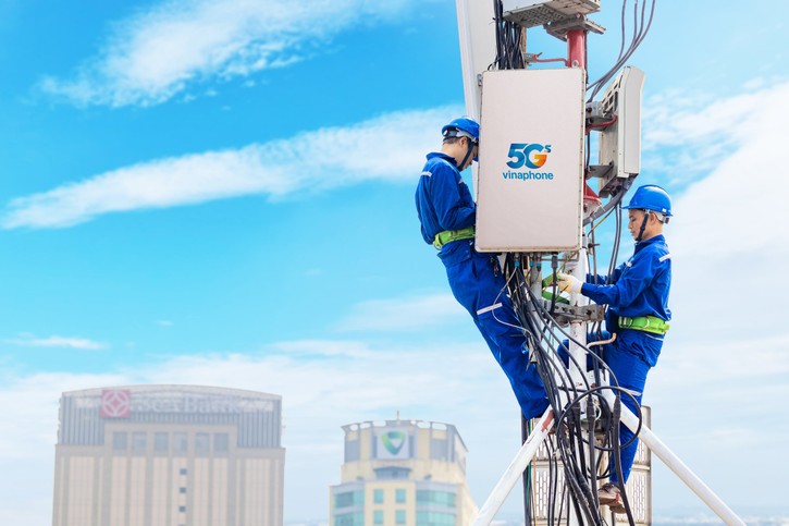 VNPT khẩn trương lắp đặt trạm thu phát sóng 5G phục vụ khách hàng trên toàn quốc.