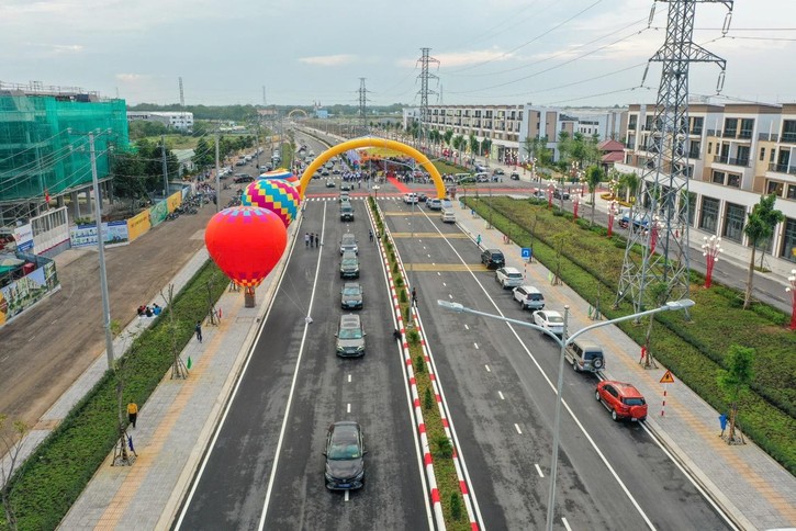 Đường tỉnh 826E (ấp 3 Long Hậu) đoạn từ ĐT.826C đến mép nhựa đường Long Hậu chính thức thông xe và đưa vào sử dụng.