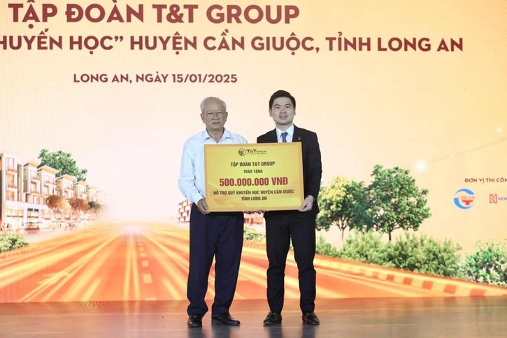 Đại diện T&amp;T Group trao tặng 500 triệu đồng cho Quỹ Khuyến học huyện Cần Giuộc