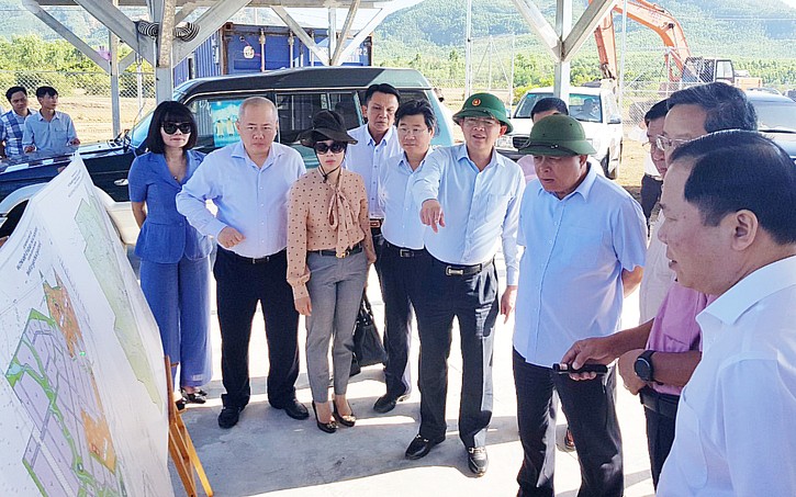 Bộ trưởng Nguyễn Chí Dũng thị sát Dự án Khu công nghiệp – đô thị Becamex A (phân khu 7), khu kinh tế Nhơn Hội. Ảnh: Cao Dung