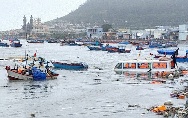 Nhiều tàu du lịch, tàu cá của ngư dân bị đánh chìm.